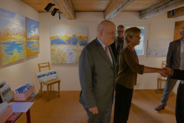 Der französische Diplomat Philippe Cerf mit Ursula Badertscher vor ihren Bildern «Colores del Altiplano»