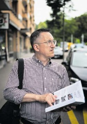 Werner Huber mit seinem Architekturführer unterwegs im Kreis 3