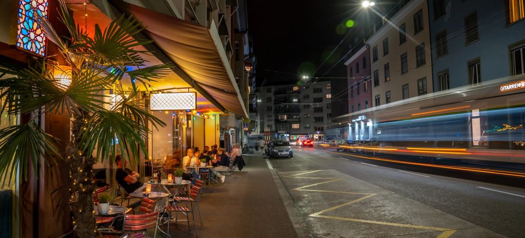 «Sit 25 Jahr – Plüsch Café Bar» «Sit 25 Jahr – Plüsch Café Bar»