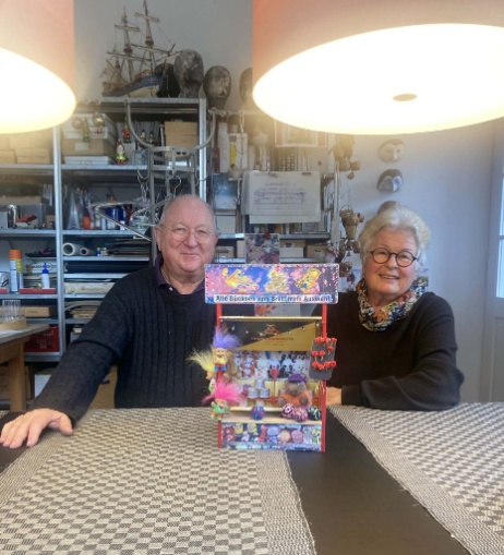 Peter und Erika Ess in ihrem Miniaturatelier