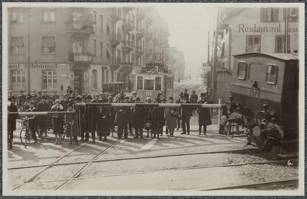 Bahn-/Tramkreuzung auf der Birmensdorferstrasse beim Bahnhof Wiedikon
