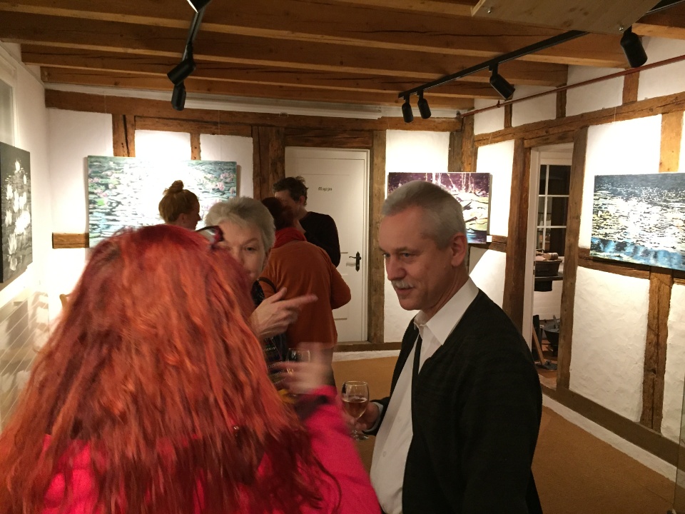 Der Künstler AJAR (Heinz Ruf) im Gespräch mit Besuchern