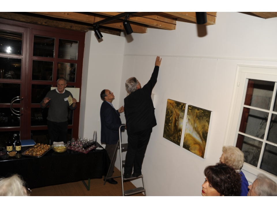 Bis kurz vor Eröffnung der vierten Vernissage am 11. November hängt Maler Pablo Holzer (auf der Leiter) noch ein Gemälde auf, assistiert von Ortsmuseum-Präsident Ronald Schmid