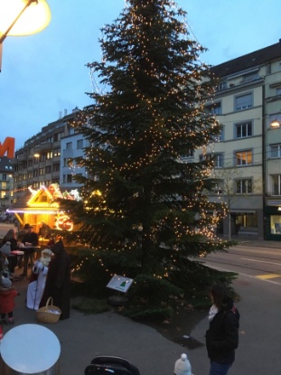 Wie jedes Jahr: Glühweinhüttli des Quartiervereins und Weihnachtsbaum an der Schmiede Wiedikon (5. Dezember 2018). Wie jedes Jahr: Glühweinhüttli des Quartiervereins und Weihnachtsbaum an der Schmiede Wiedikon (5. Dezember 2018).