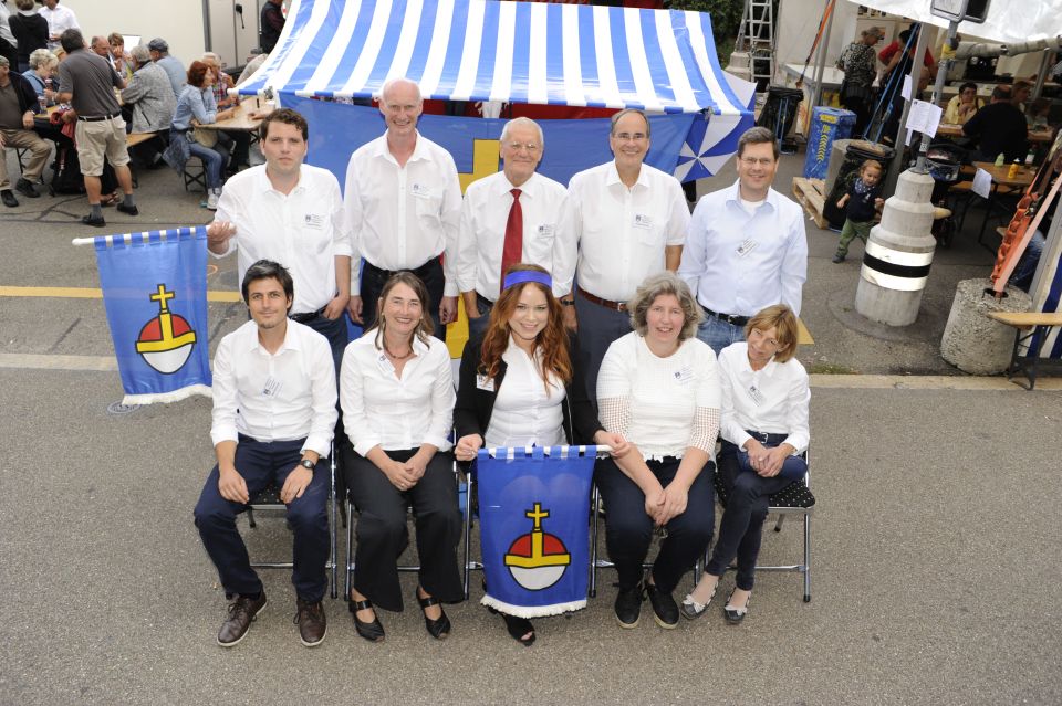 Vorstand des Quartiervereins im Jubiläumsjahr 2017. Stehend v.l. Raphael Kobler, Roland Scheck, Urs Rauber, Ronald Schmid, Christoph Holenstein; sitzend Beat Oberholzer, Ulrike Trinks, Denise Walker, Monika Widmer. Vorstand des Quartiervereins im Jubiläumsjahr 2017. Stehend v.l. Raphael Kobler, Roland Scheck, Urs Rauber, Ronald Schmid, Christoph Holenstein; sitzend Beat Oberholzer, Ulrike Trinks, Denise Walker, Monika Widmer.