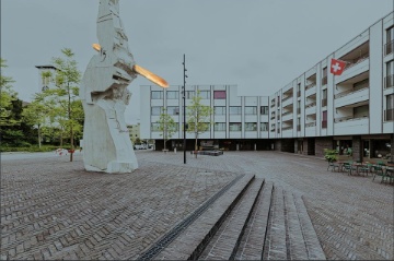 Die Skulptur am Friesenbergplatz wurde von den Täglichbrot-Initianten neu in Die Skulptur am Friesenbergplatz wurde von den Täglichbrot-Initianten neu in