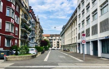 Das Gebäude von Orell Füssli (rechts) in der Dietzingerstrasse: Hier hätte das grosse Quartierfest am 9.11. stattfinden sollen.