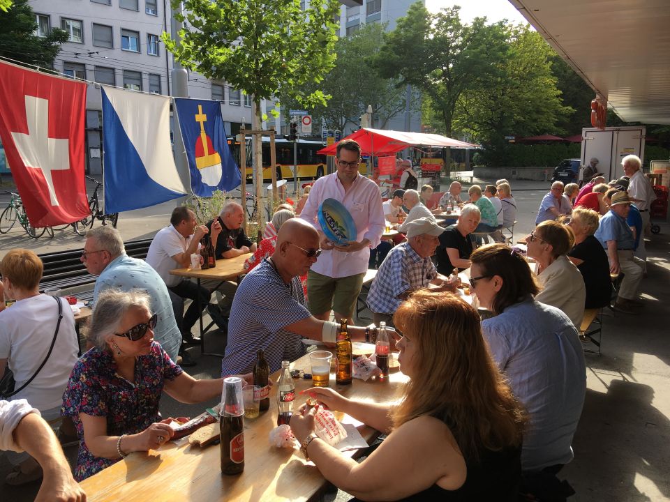Rasch füllen sich nach 17 Uhr die Festbänke und Tische auf dem Migros-Vorplatz 