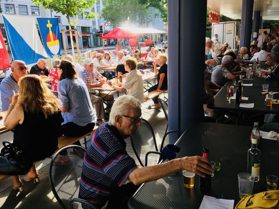 Wer früh gekommen ist, hat sich einen Platz im Schatten gesichert