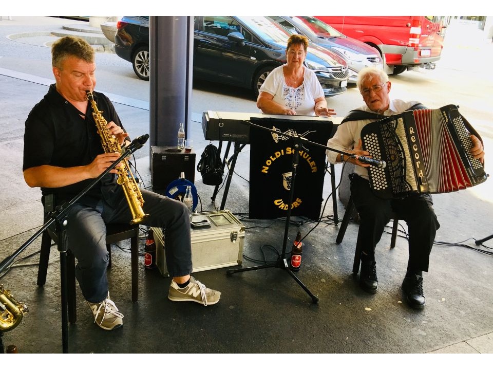 Das Trio Noldi Schuler spielt beschwingte Musik – bis weit über 23 Uhr hinaus
