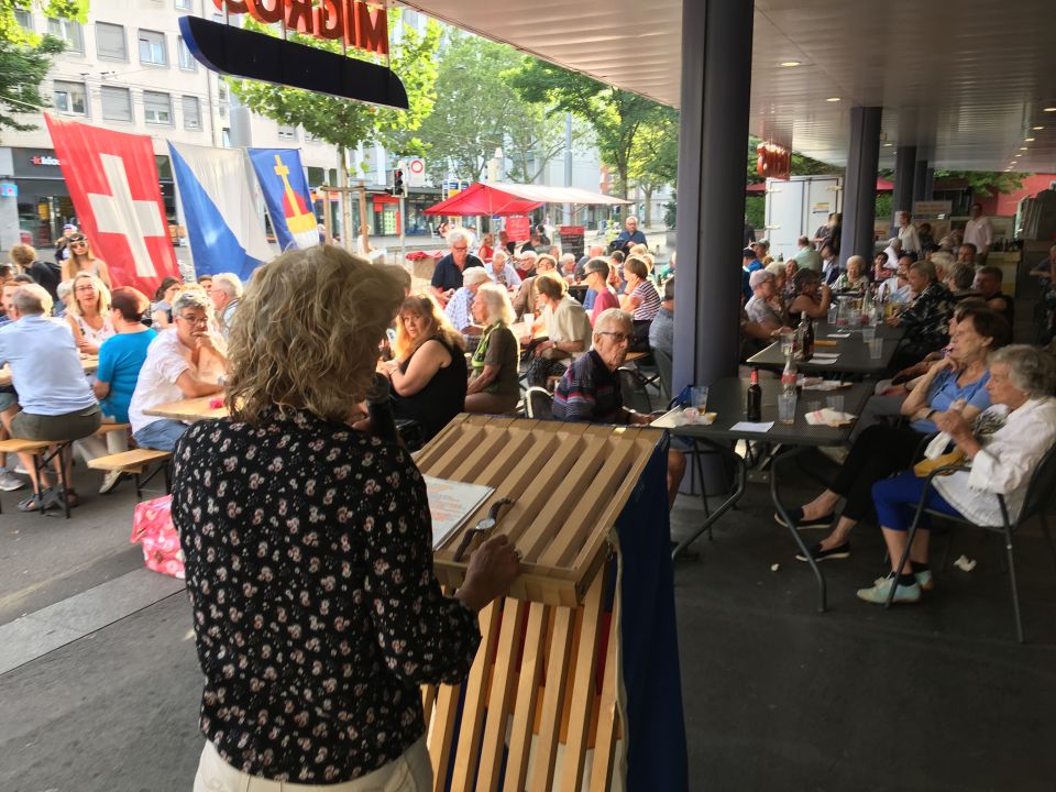 Katharina Prelicz-Huber spricht zu einem interessierten Publikum 