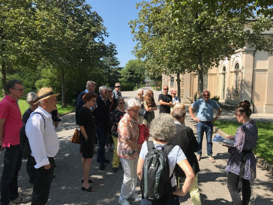 Meret Tobler (ganz rechts) führt eine Gruppe zu den Prominentengräbern