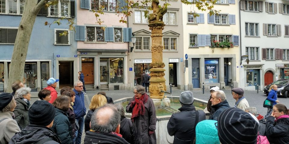 Interessierte Wiediker vor dem Froschauer-Brunnen neben der Predigerkirche