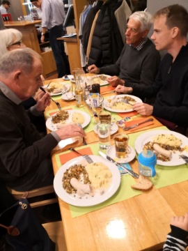 Zum Abschluss gibt’s ein historisches Wurstessen im Schmiedhof ... 