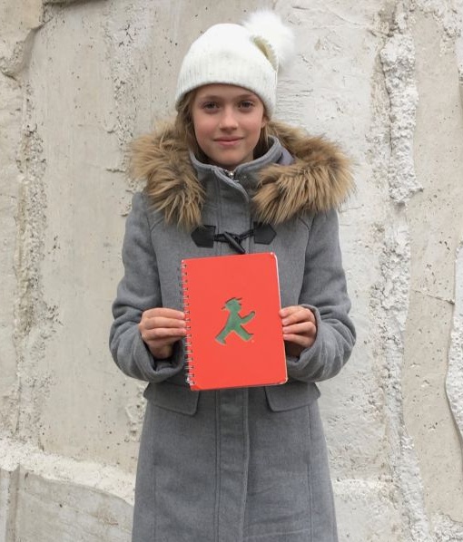 Hannah-Lynn mit ihrem wichtigen Notizheft mit dem Ampelmännchen