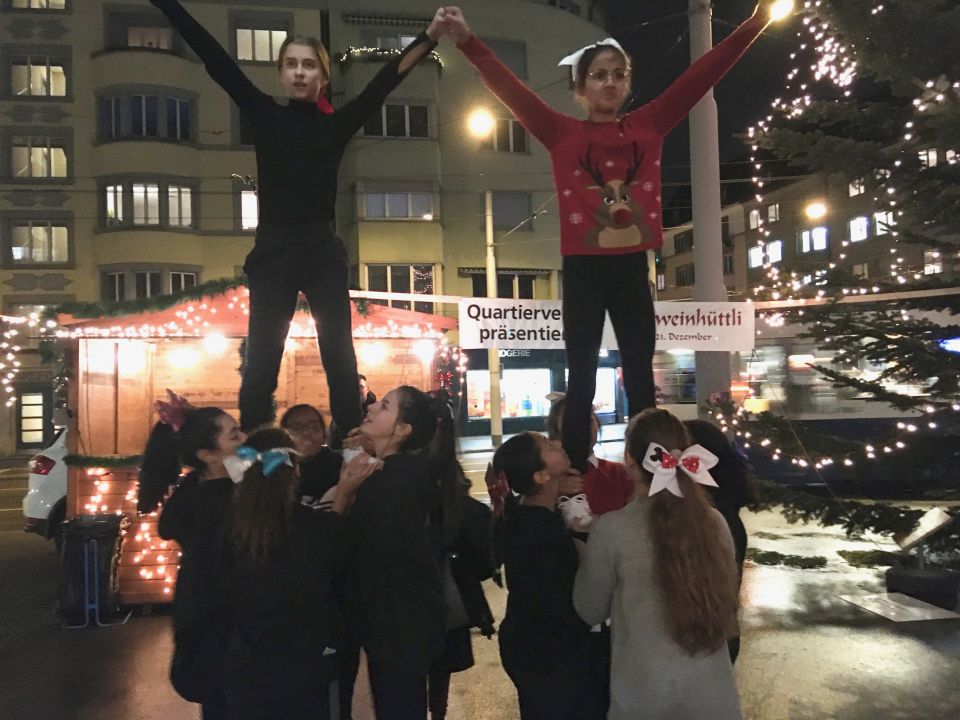 Hoch hinaus mit den Fire Allstars Cheerleaderinnen Hoch hinaus mit den Fire Allstars Cheerleaderinnen