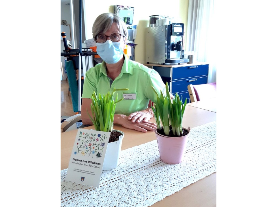Aafke Lesterhuis, Leiterin der Pflegewohngruppe Grünmatt, freut sich über die Osterglocken des Quartiervereins
