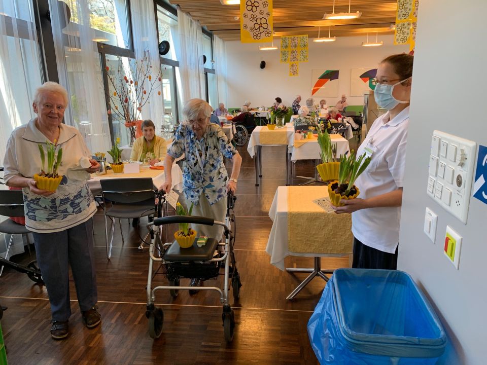 Stimmung im Alterszentrum Laubegg schlägt nach der Überraschung in Ausgelassenheit um