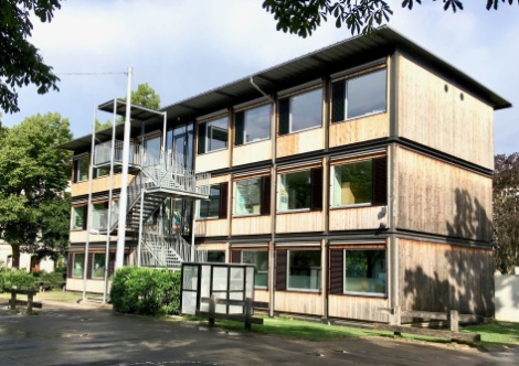 Dreigeschossiger Züri-Modular-Pavillon, neben dem Aegerten-Schulhaus