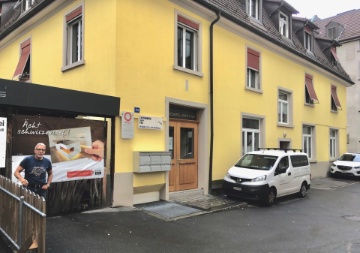 Die Schreinerei belegt drei Stockwerke im gelben Haus an der Dubsstrasse 44