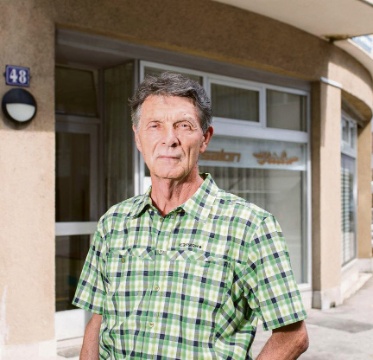 Josef Weber, 52 Jahre Herrencoiffeur in Wiedikon, mit Fasson-Schnitt (Foto: Anna-Tia Buss, Tagesanzeiger) Josef Weber, 52 Jahre Herrencoiffeur in Wiedikon, mit Fasson-Schnitt (Foto: Anna-Tia Buss, Tagesanzeiger)