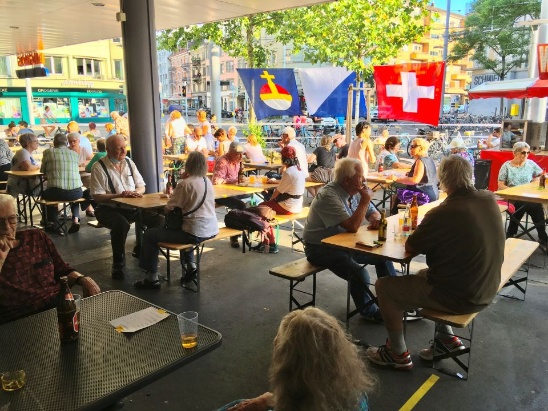 Grössere Sitzabstände bei der 1. Augustfeier 2020 im Kreis 3