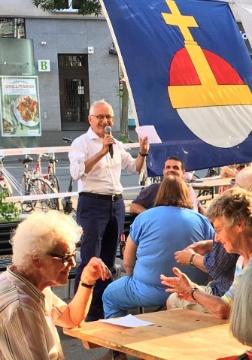 Bankenprofessor Urs Birchler spricht vor den Fahnen von Wiedikon, Zürich und der Schweiz