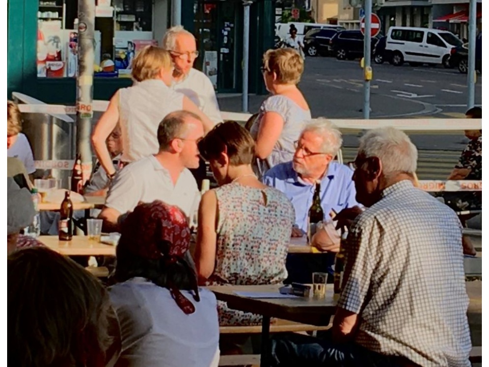 Stadtrat Raphael Golta (Bildmitte links, leicht verdeckt von seiner Frau mit Rücken zur Kamera) im Gespräch mit alt Gemeindepräsident Thomas Dähler (rechts mit blauem Hemd)