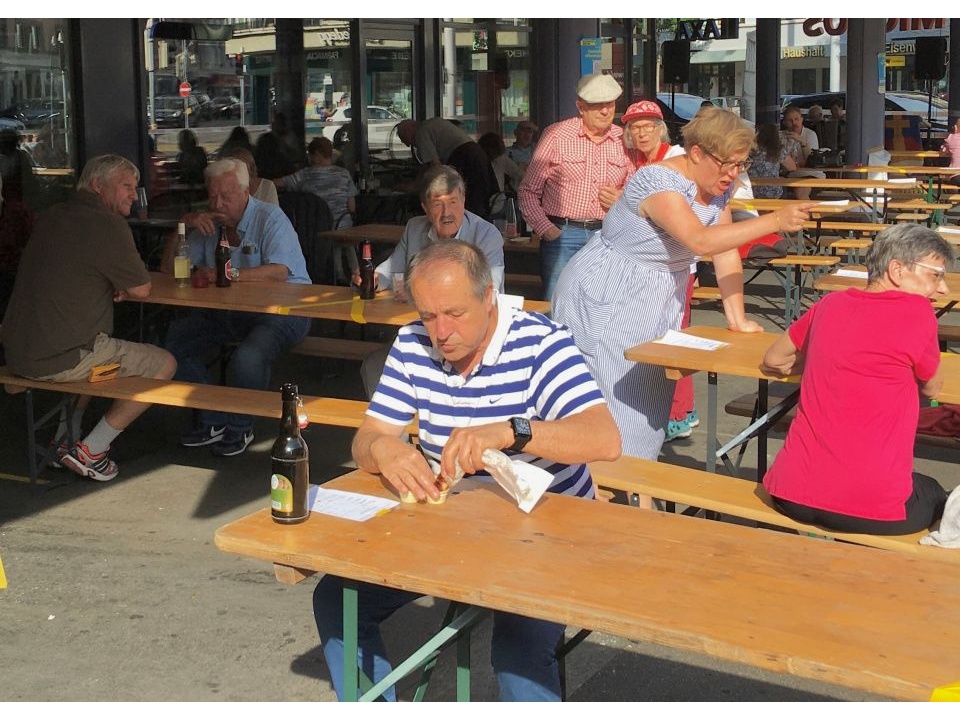 Vorstandsmitglied Niyazi Erdem mit wohlverdienter Bratwurst