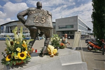Statue für den 1998 verstorbenen ZSC-Spieler Chad Silver vor dem Hallenstadion