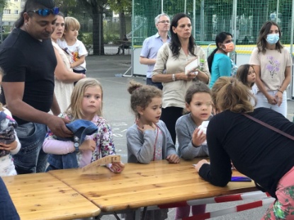 Kinder und ihre Eltern bei der Registrierung fürs Kino