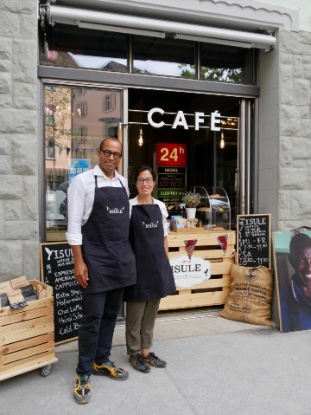 Andrew Katumba und Nadja Tan vor ihrem Take-away Café am Brupbacherplatz