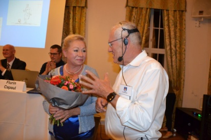 Der Präsident unterhält sich mit Jadwiga Kuhn, Witwe von Köbi Kuhn (Foto Pia Meier, Zürich West)