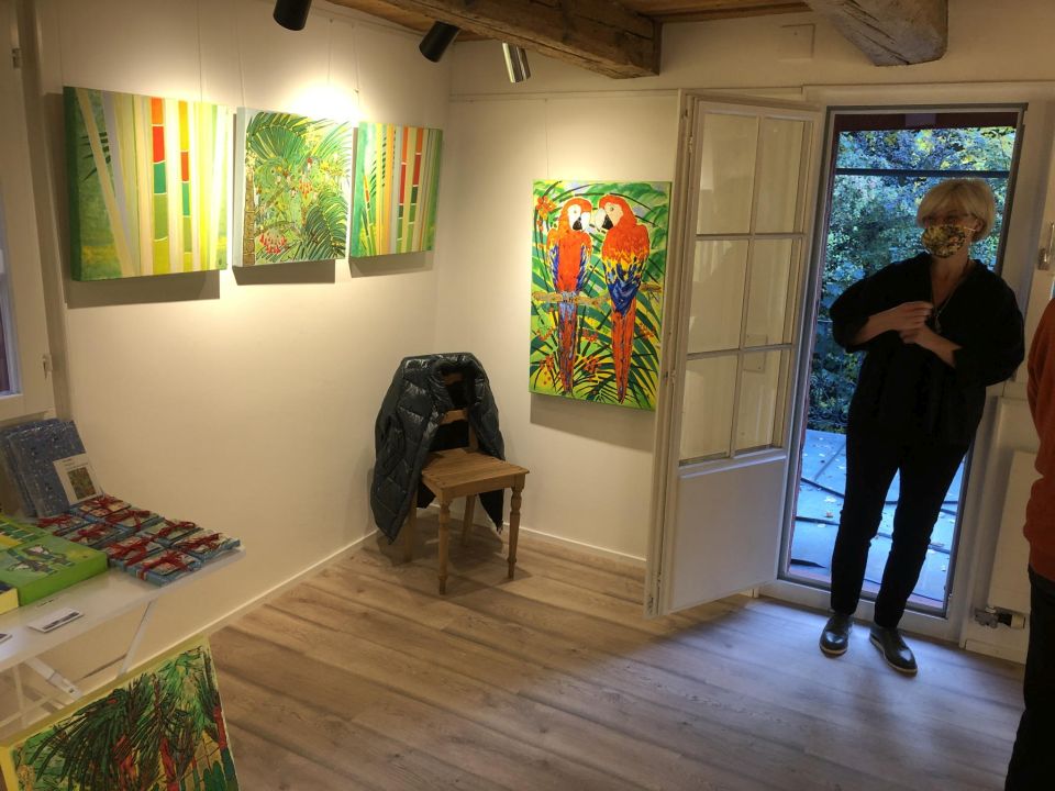 Ursula Badertscher mit ihren costaricanischen «Pura Vida» Gemälden