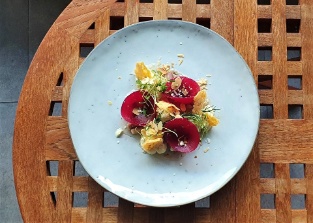 Kunstvoll angerichteter Randensalat