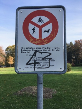 Die Schilder mit Friedhofsregeln sind immer wieder Ziel von Sprayern