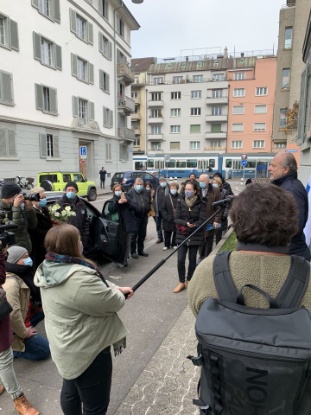 Kleine Feier zum ersten Todestag von Köbi Kuhn an der Fritschistrasse 3 (26. November 2020)