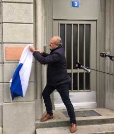 Stadtrat Filippo Leutenegger enthüllt eine Gedenktafel am Haus, in dem Köbi Kuhn aufgewachsen war