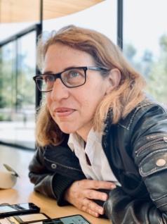 Neumitglied Naomi Tereza Salmon betreut seit Herbst 2020 die Instagram-Seite des Quartiervereins (Foto Max F. Albrecht)
