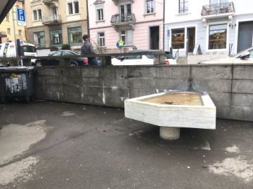 Abfall entsorgt und Container verschoben – noch fehlt die versprochene Bank