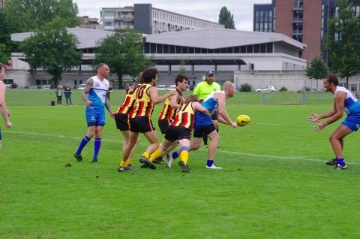 «Zurich Giants» in blau-weiss bei einem Match auf der Allmend