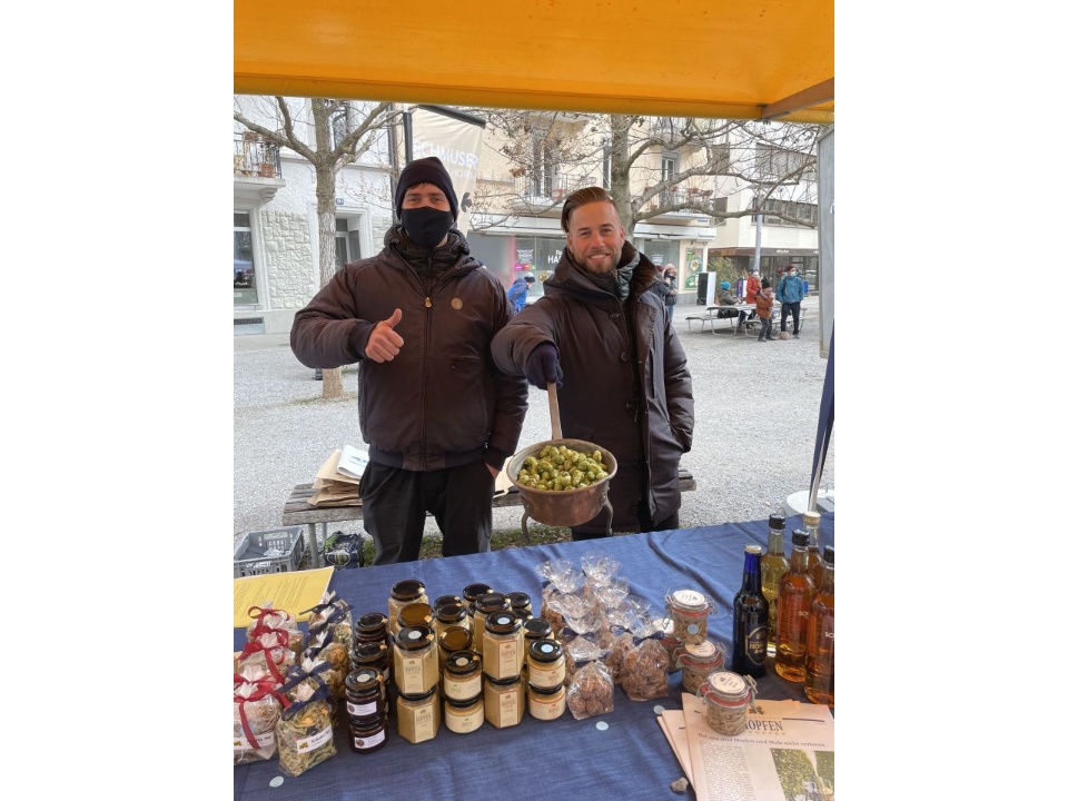 Gut gelaunte Hopfentropfen-Verkäufer