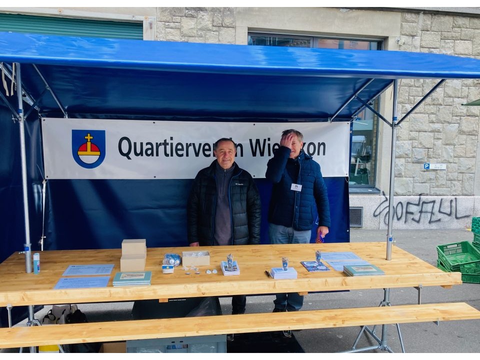 So leer war es selten am Quartiervereinsstand mit Vorstandsmitgliedern Niyazi Erdem (l) und Andreas Wäfler