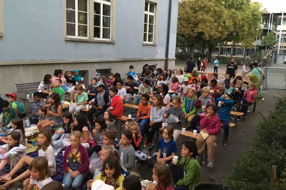 Hundert Kinder strömen ans erste Kinder Openair Kino beim Schulhaus Aegerten