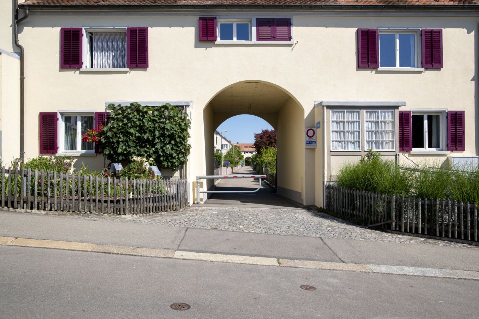 Die viel kleinere Heimgenossenschaft «Hegi» mit den klassischen Torbogen unterhalb der Schweighofstrasse