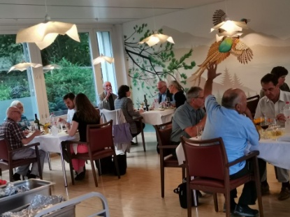 Angeregte Gespräche bei feinem Essen und einem guten Tropfen Wein in den Räumen der Krankenstation Friesenberg Angeregte Gespräche bei feinem Essen und einem guten Tropfen Wein in den Räumen der Krankenstation Friesenberg