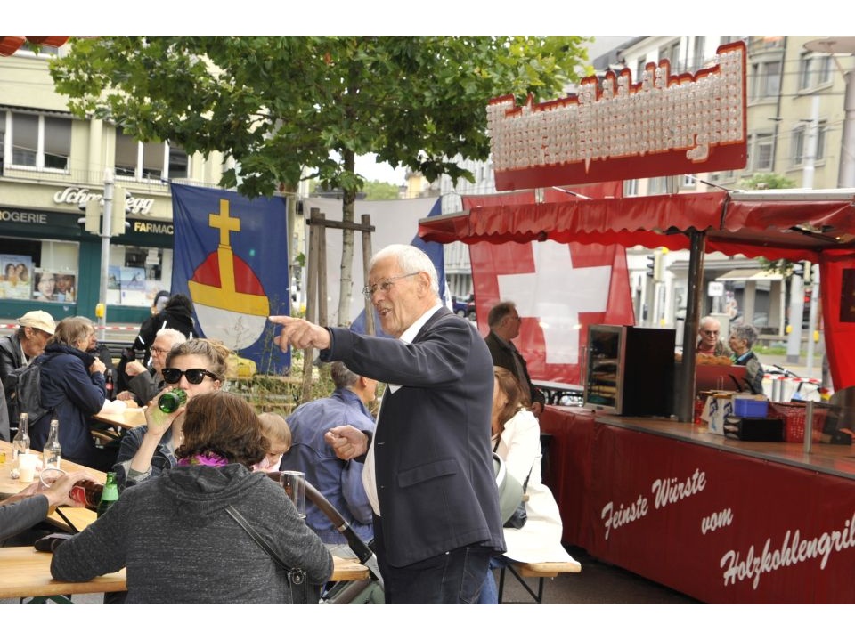 Quartiervereinspräsident Urs Rauber in Aktion vor dem Grillstand