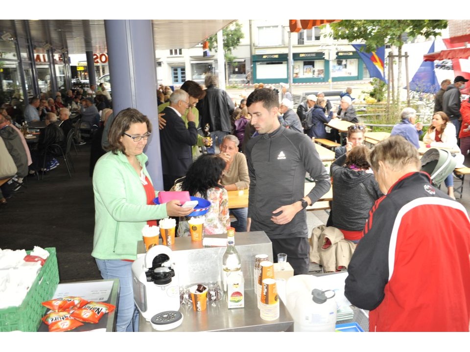 Vorstandsmitglieder Esther Pfister (grüne Jacke) und Andreas Wäfler (rote Jacke) beim Einsatz am Buffet und im Service