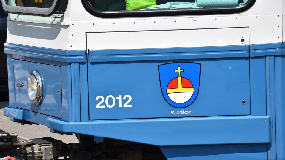Vorne links und rechts war das Wiediker Wappen montiert
