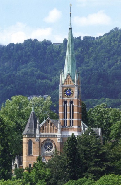 Majestätisch thront die Kirche Bühl auf dem gleichnamigen Hügel